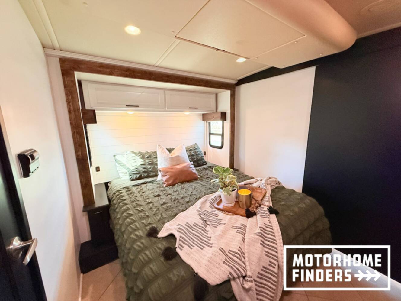 A photo of this 2014 Itasca SOLEI 38R