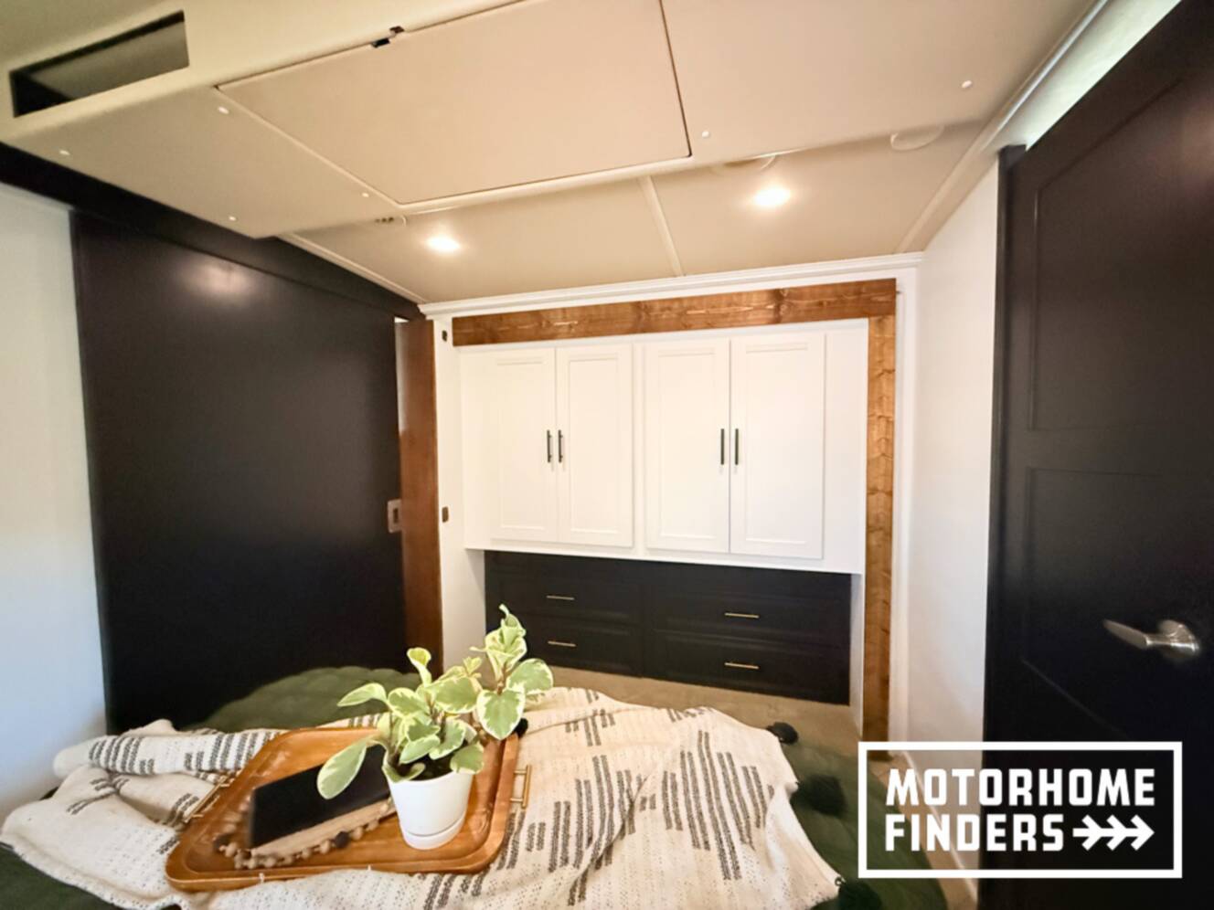 A photo of this 2014 Itasca SOLEI 38R