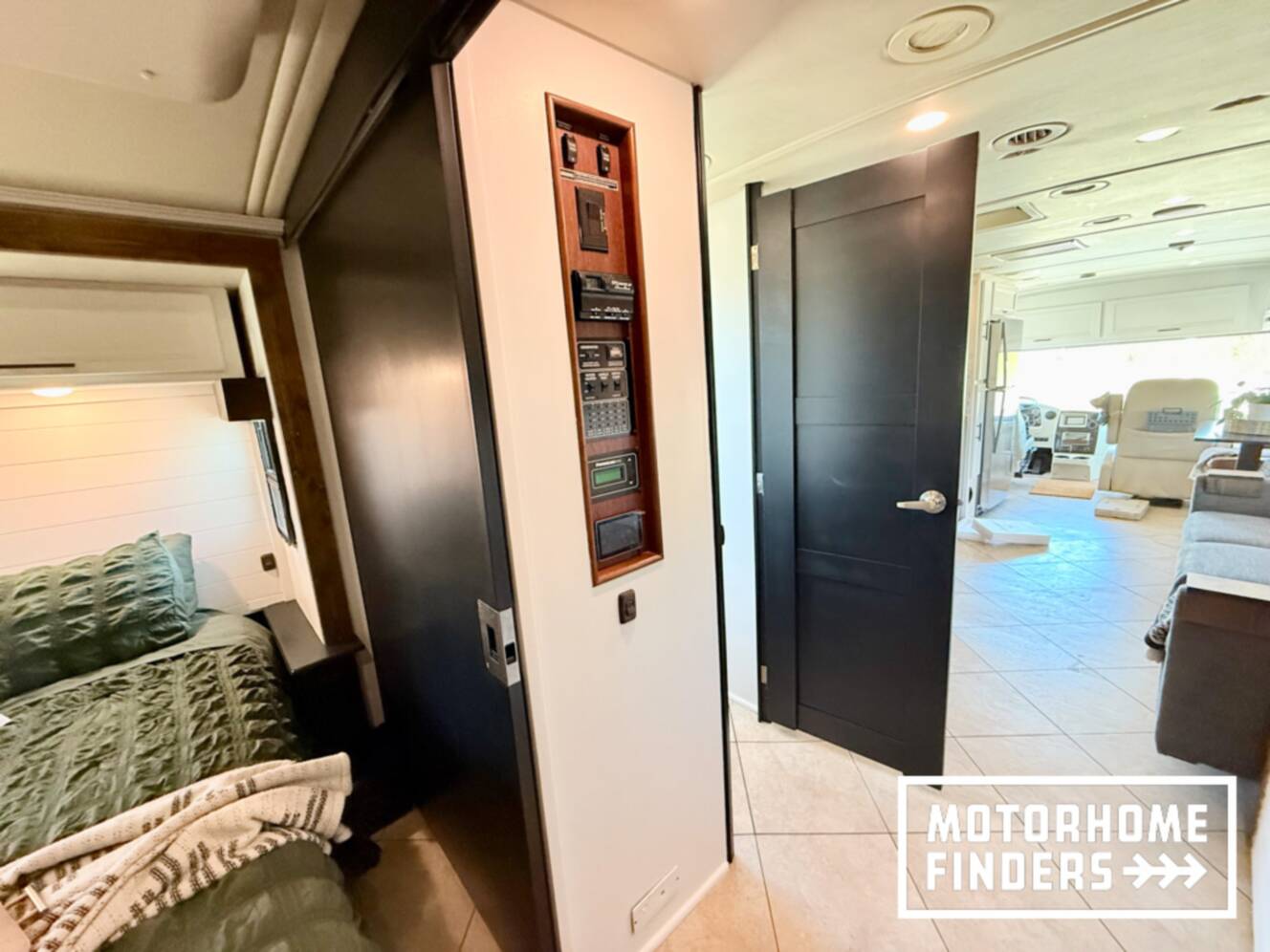 A photo of this 2014 Itasca SOLEI 38R