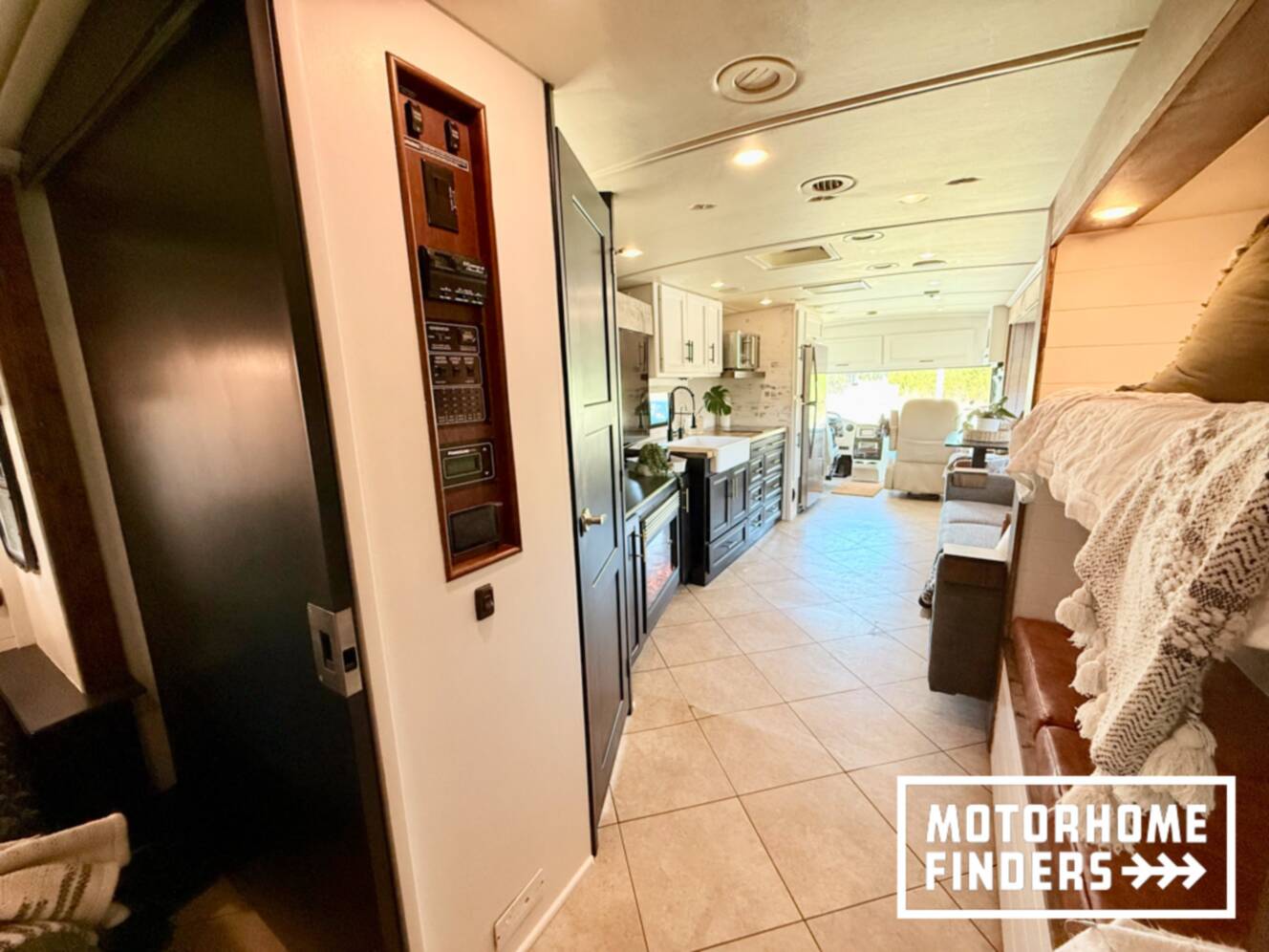 A photo of this 2014 Itasca SOLEI 38R