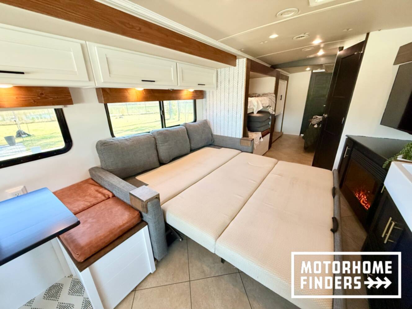 A photo of this 2014 Itasca SOLEI 38R