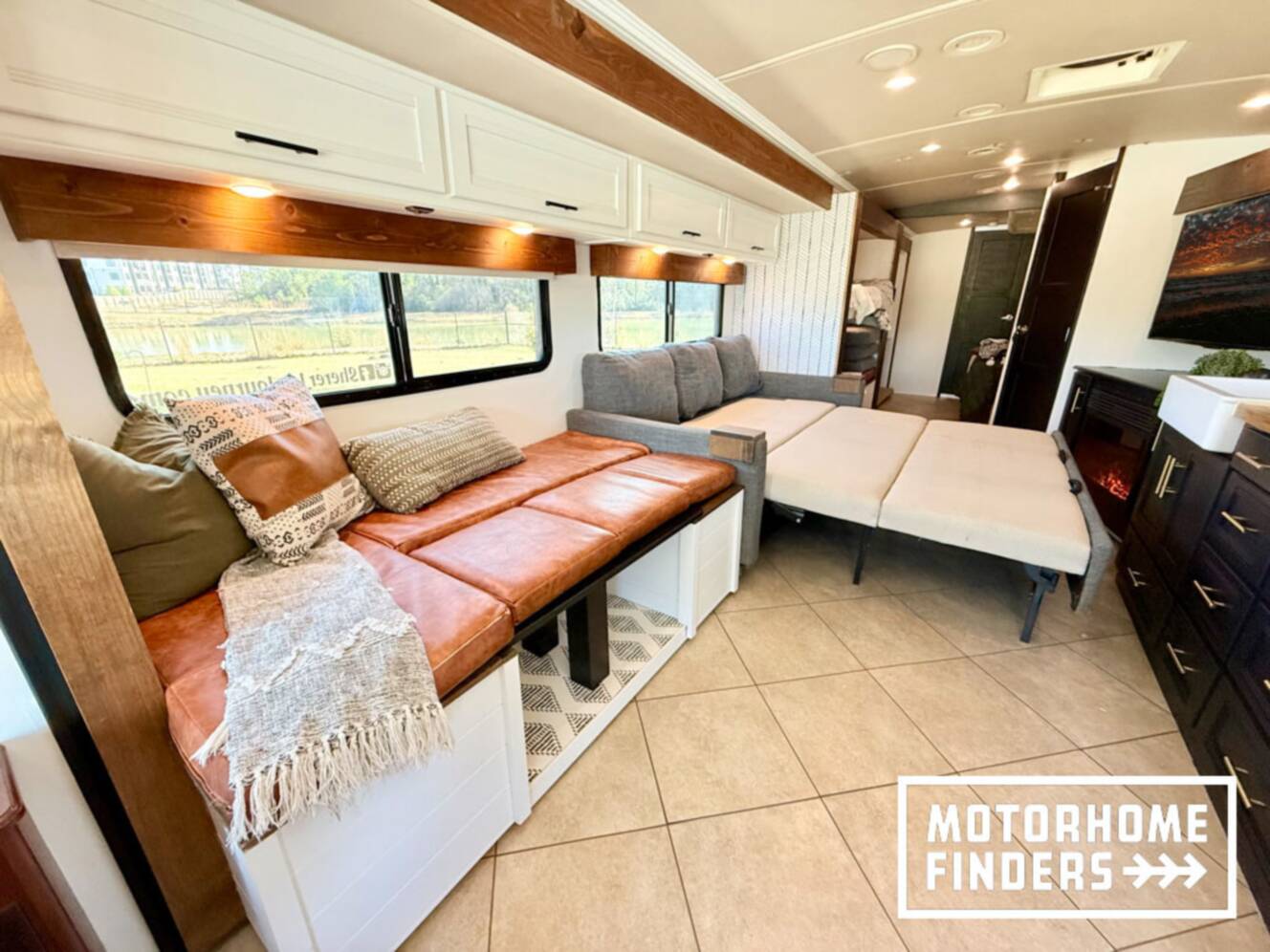 A photo of this 2014 Itasca SOLEI 38R