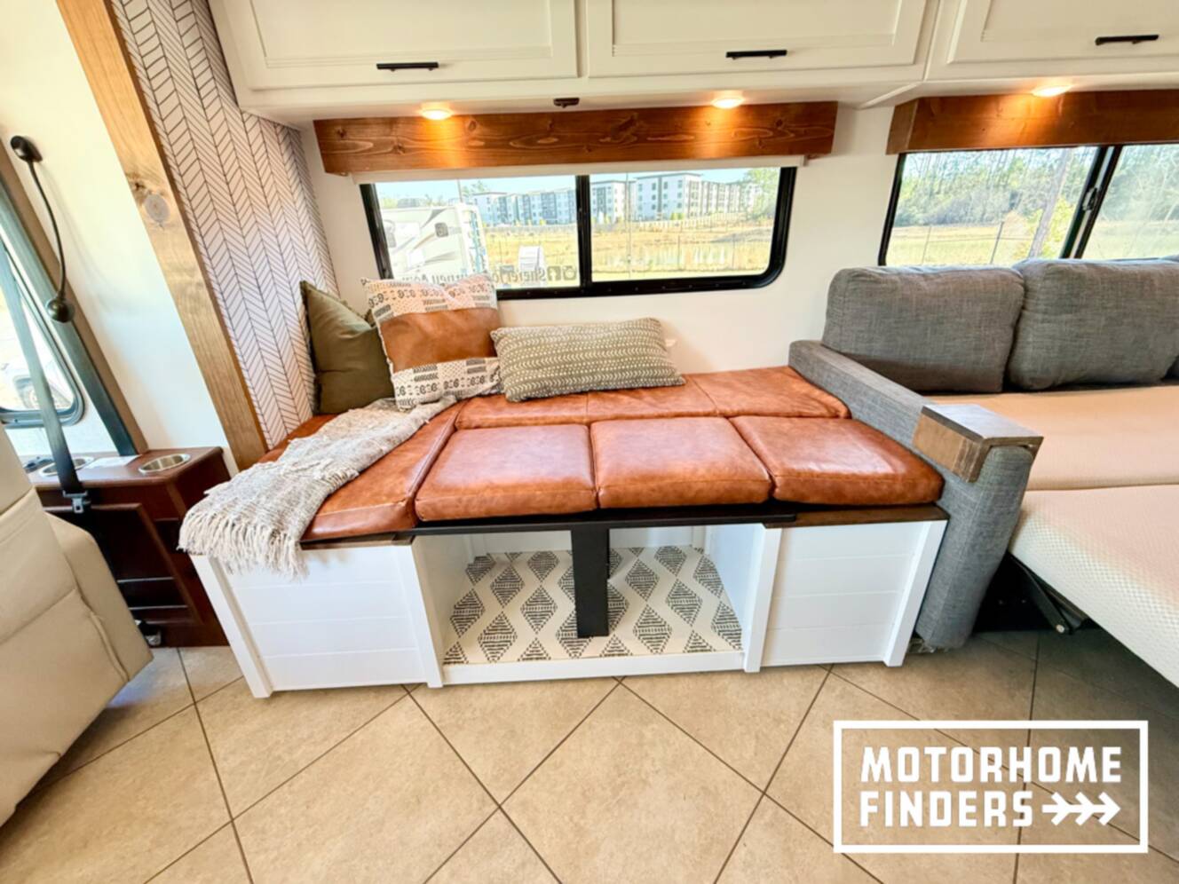 A photo of this 2014 Itasca SOLEI 38R