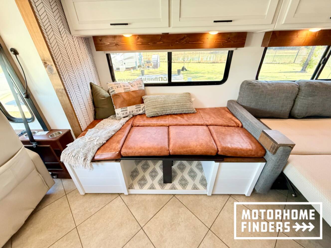 A photo of this 2014 Itasca SOLEI 38R