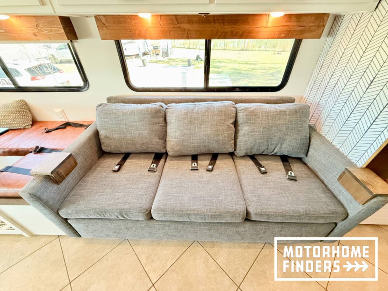 A photo of this 2014 Itasca SOLEI 38R