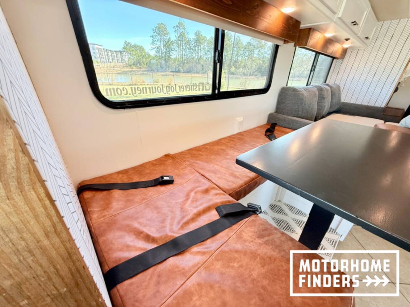 A photo of this 2014 Itasca SOLEI 38R
