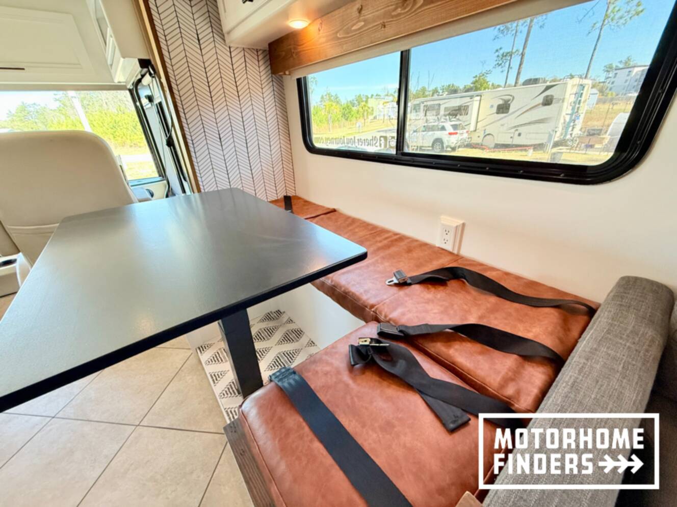 A photo of this 2014 Itasca SOLEI 38R