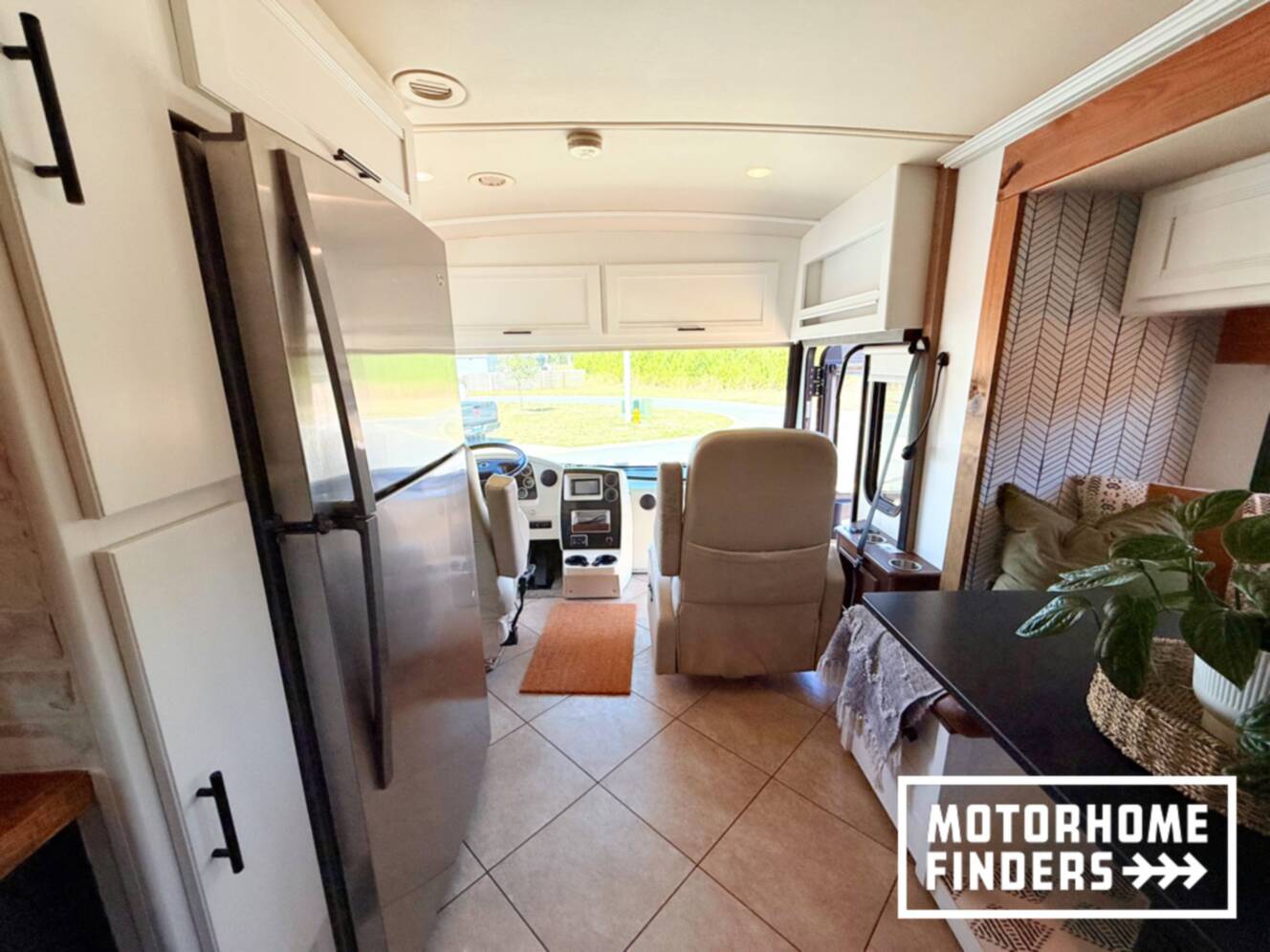 A photo of this 2014 Itasca SOLEI 38R