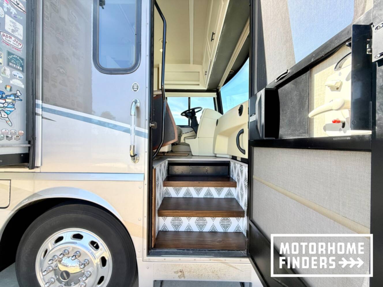 A photo of this 2014 Itasca SOLEI 38R