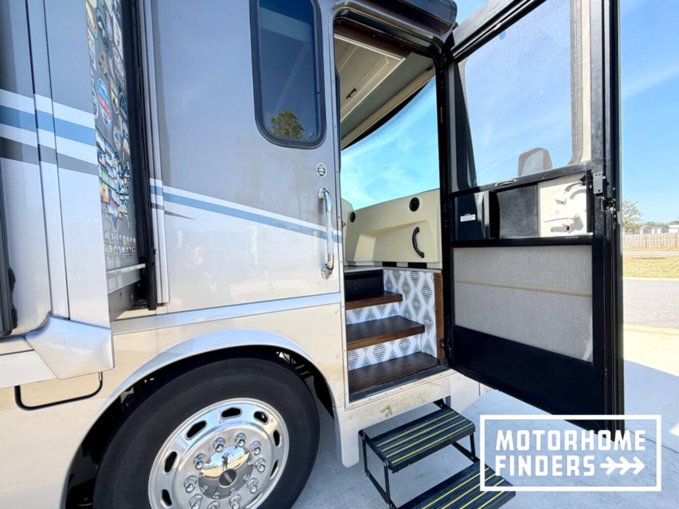 A photo of this 2014 Itasca SOLEI 38R