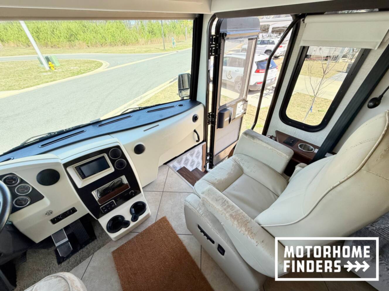 A photo of this 2014 Itasca SOLEI 38R