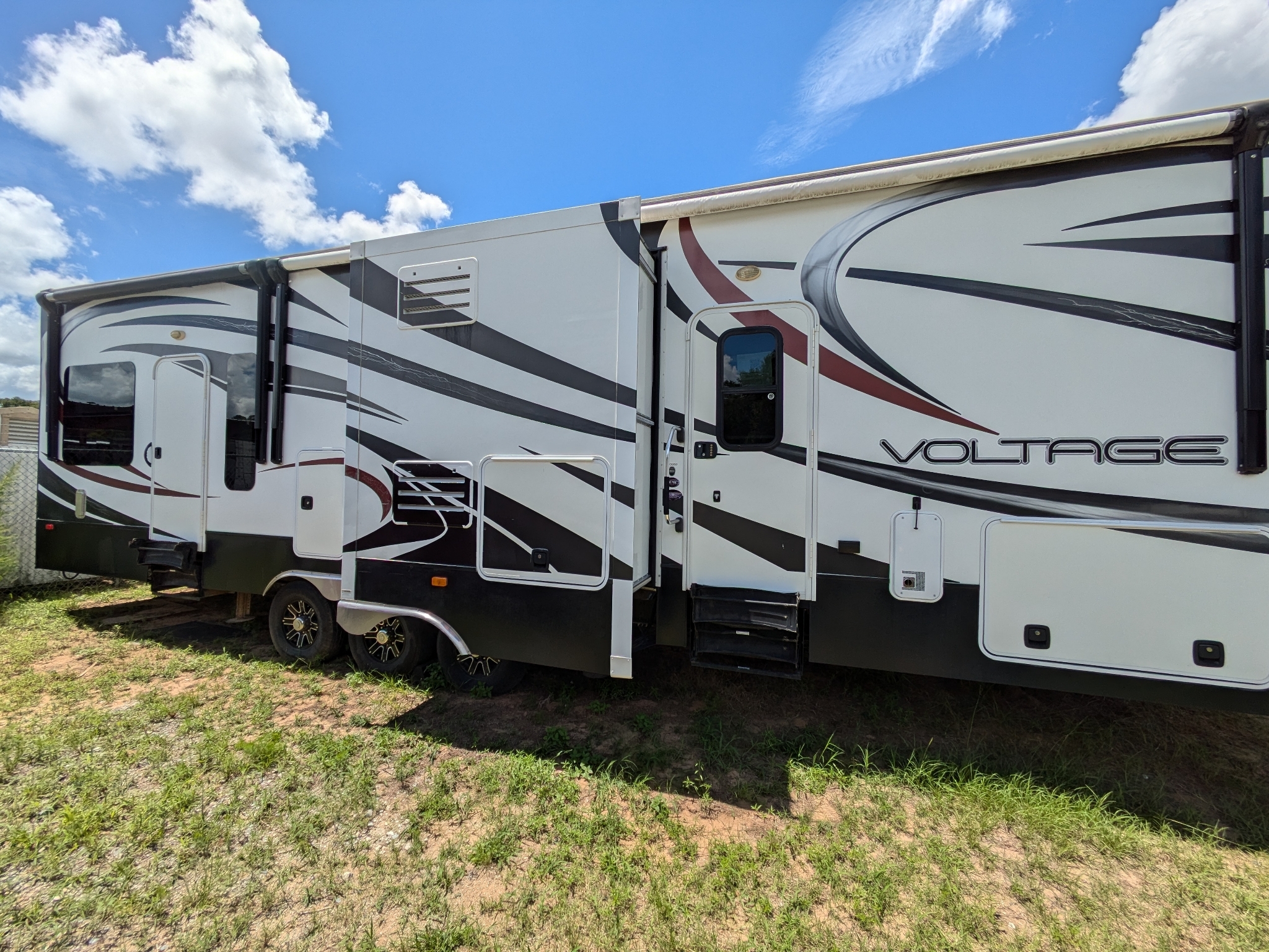 2014 Dutchmen VOLTAGE 3950 in byron GA