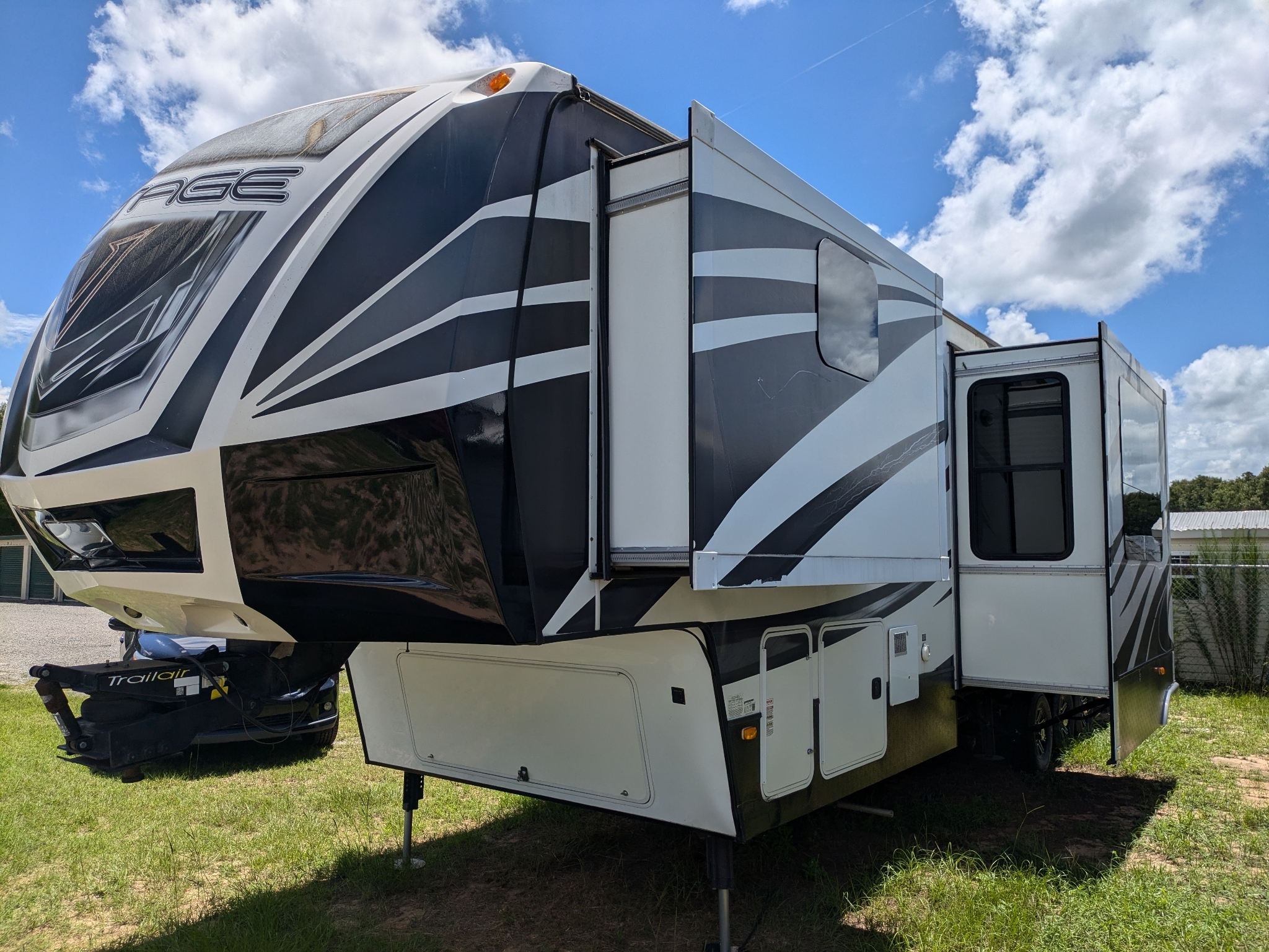 2014 Dutchmen VOLTAGE 3950 in byron GA