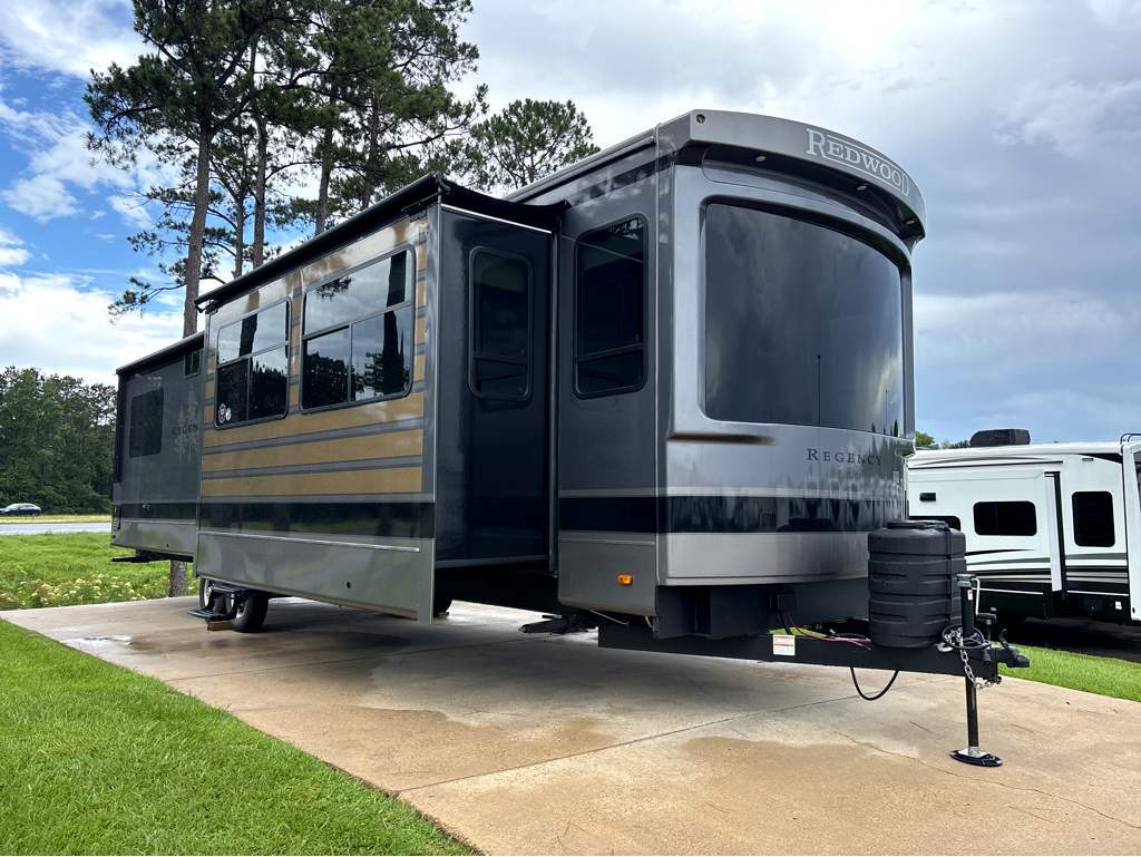 2025 Crossroads Redwood Regency RW3721FDB in hammond LA