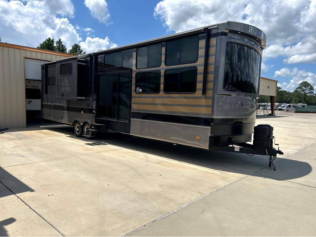 2025 Crossroads Redwood Regency RW3951BAM RV