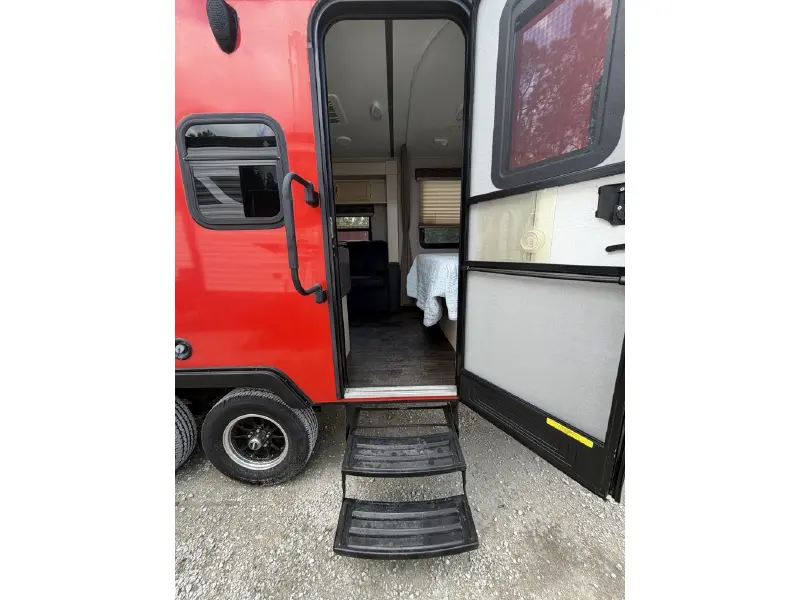 2019 WINNEBAGO MICRO MINNIE 2108FBS