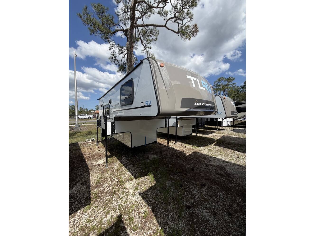A photo of this 2025 Travel Lite TRAVEL LITE 900U