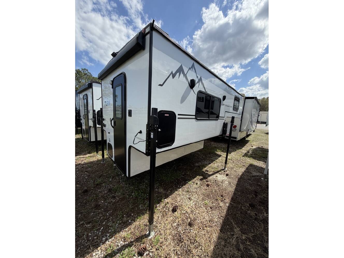 A photo of this 2025 Travel Lite TRAVEL LITE 900U