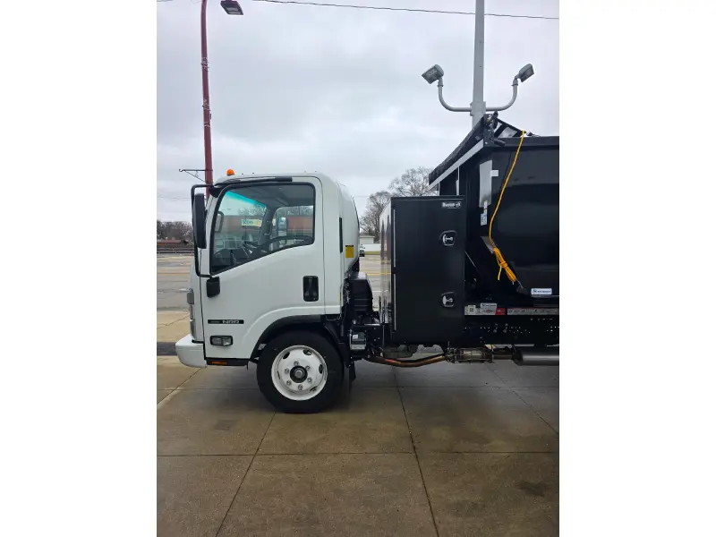 2025 ISUZU NRR