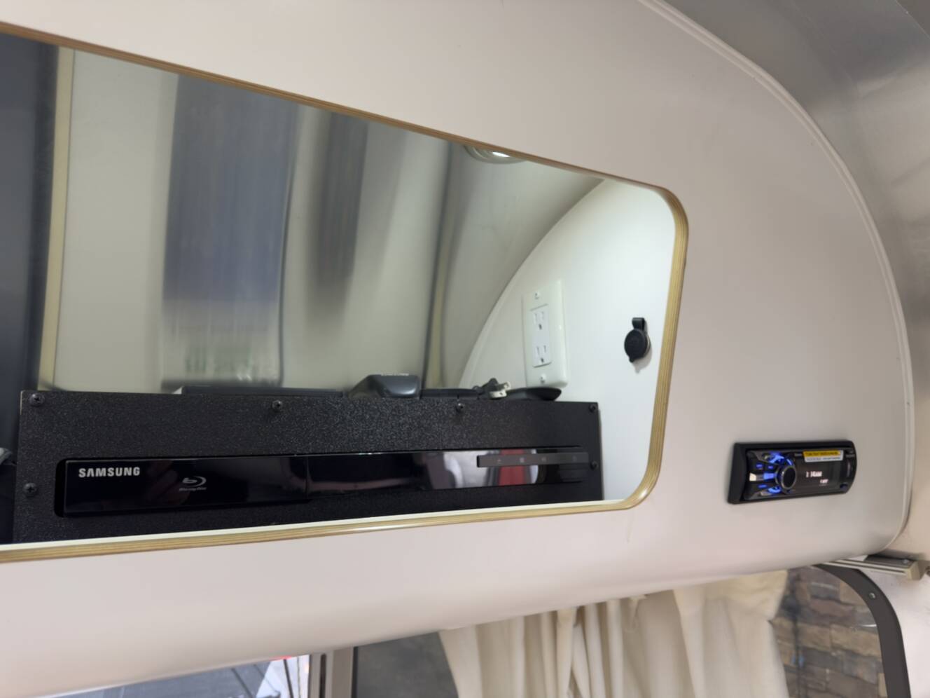 A photo of this 2013 Airstream INTERNATIONAL SIGNATURE 23D
