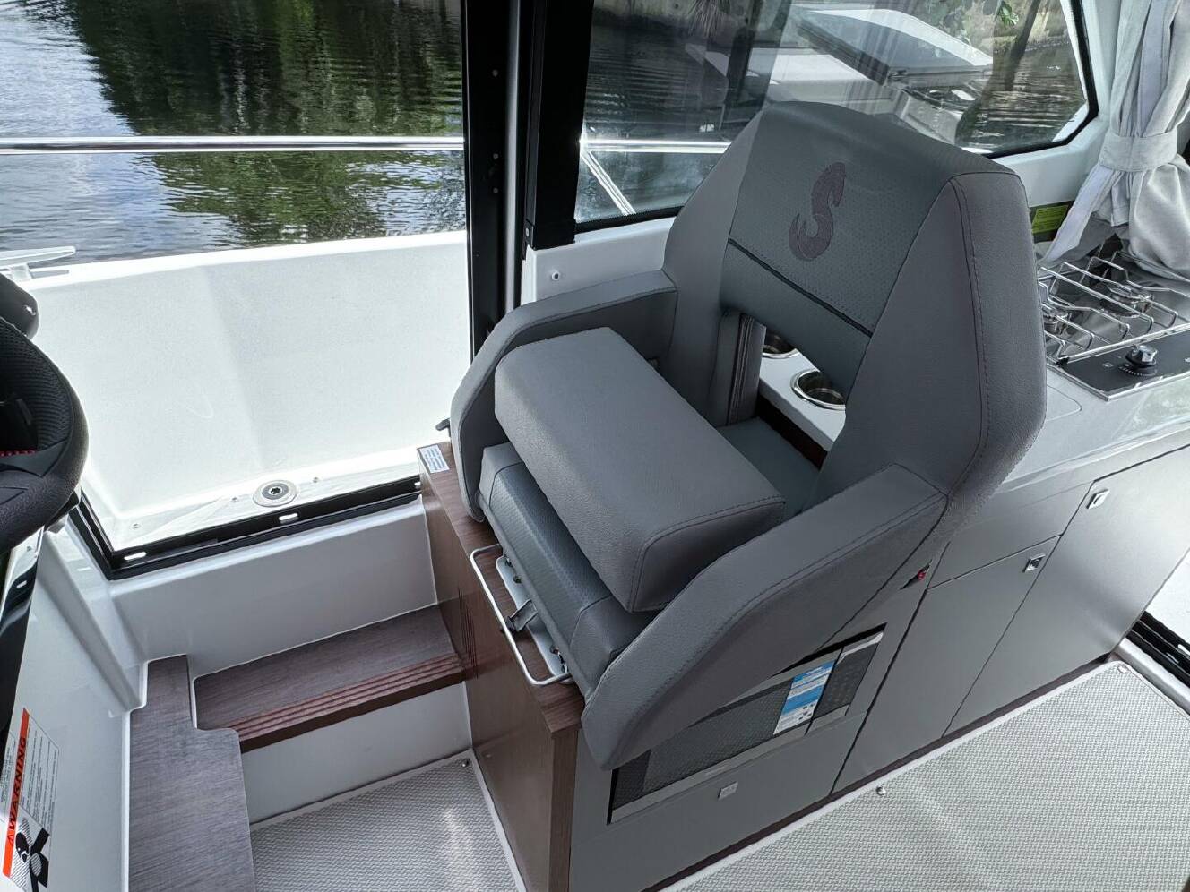 A photo of this 2026 Beneteau Antares 9
