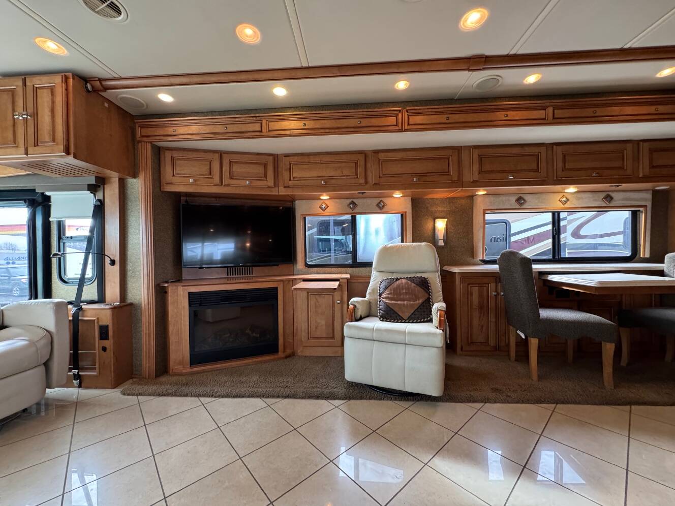 A photo of this 2014 Itasca MERIDIAN 42E