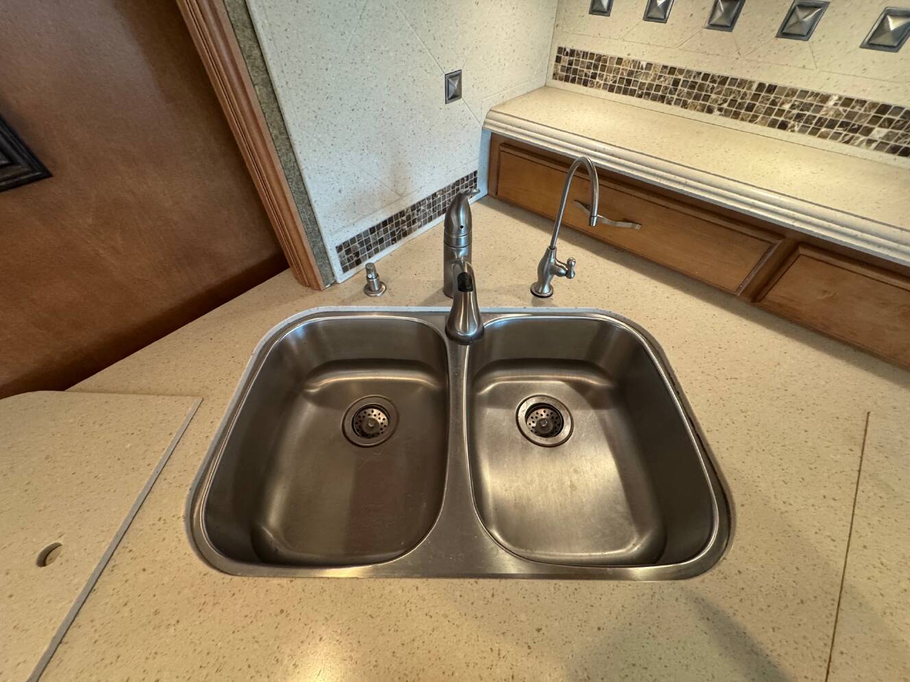 A photo of this 2014 Itasca MERIDIAN 42E