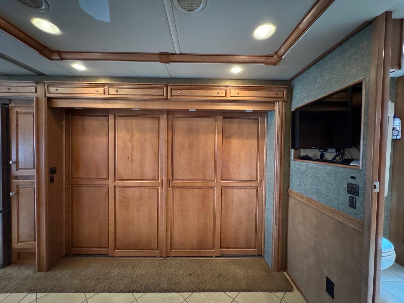 A photo of this 2014 Itasca MERIDIAN 42E