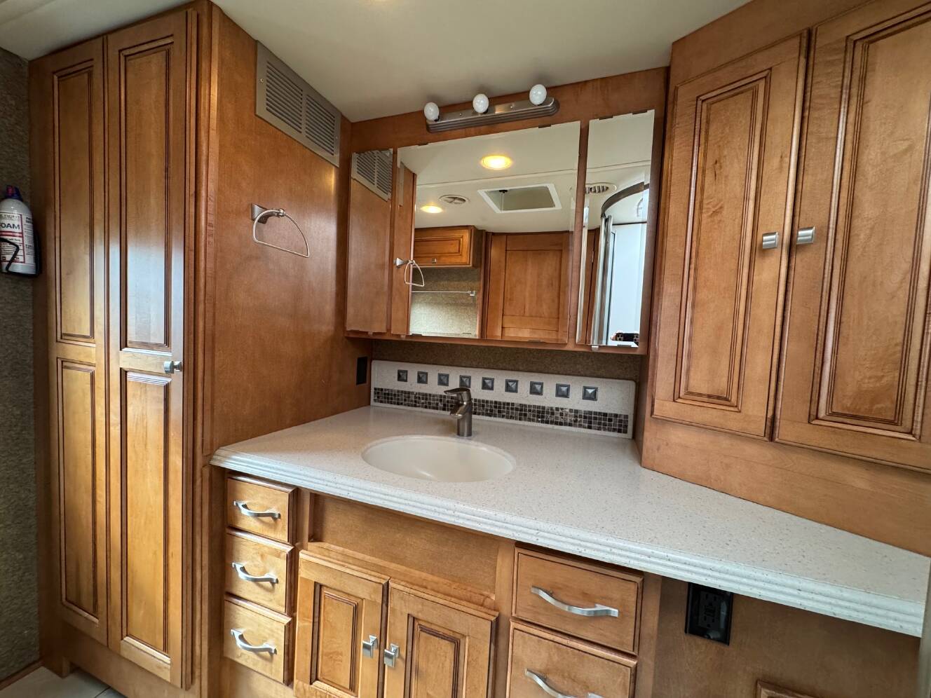 A photo of this 2014 Itasca MERIDIAN 42E