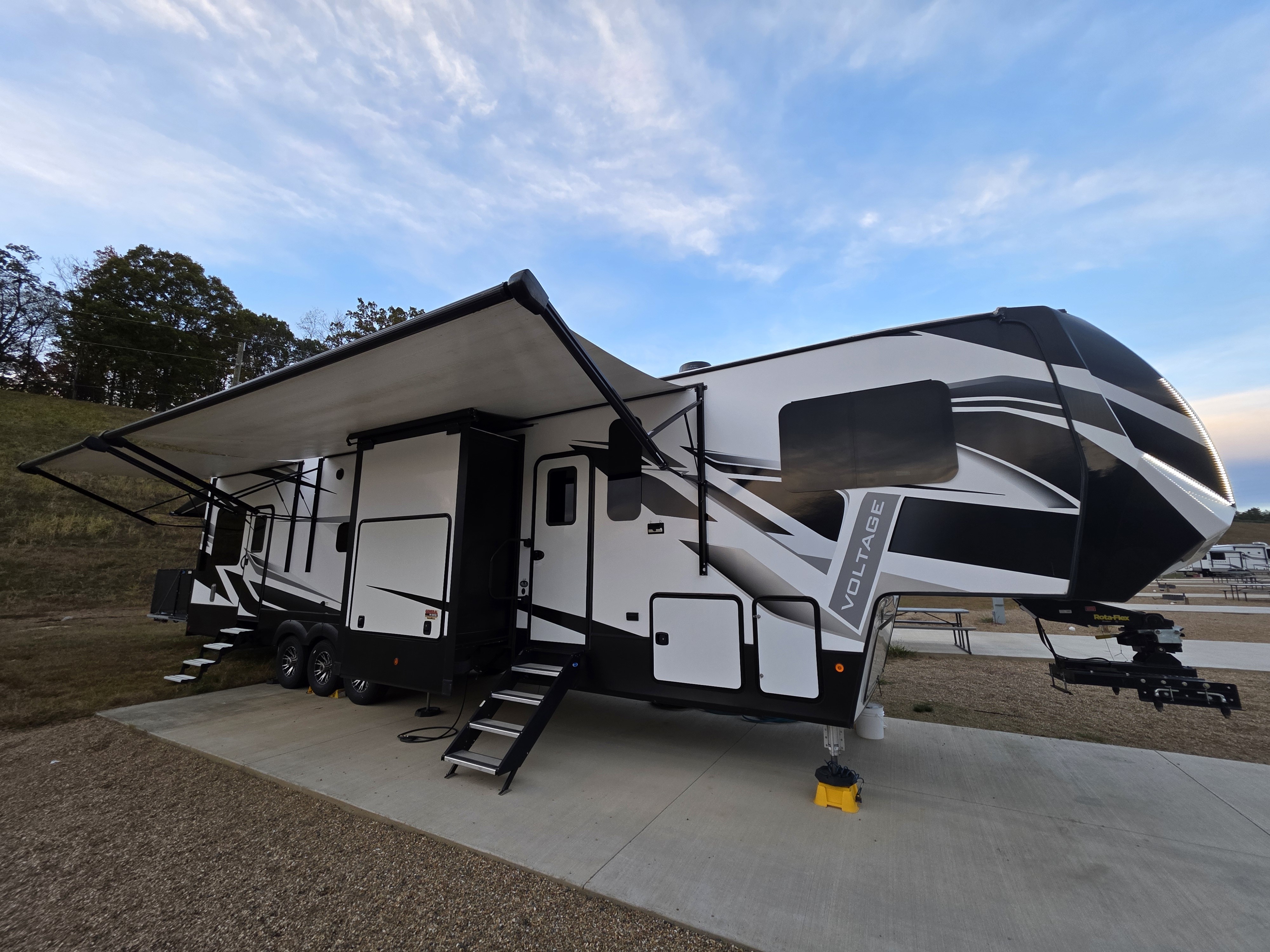 2021 Dutchmen VOLTAGE 4145 RV