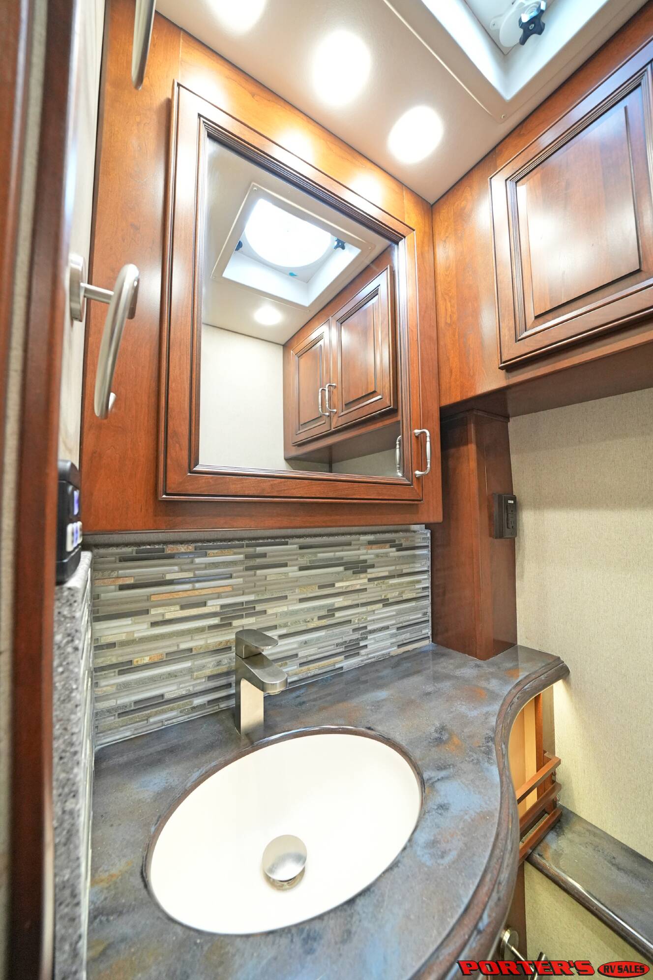 A photo of this 2016 American Coach AMERICAN ALLEGIANCE 42T