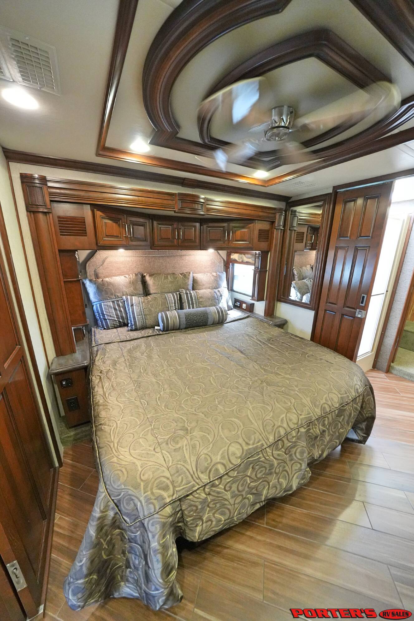 A photo of this 2016 American Coach AMERICAN ALLEGIANCE 42T