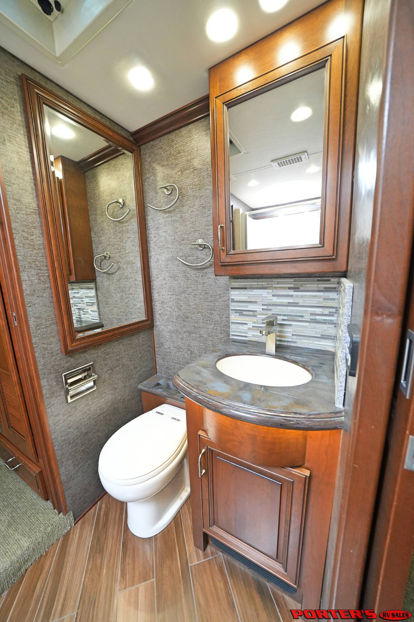 A photo of this 2016 American Coach AMERICAN ALLEGIANCE 42T