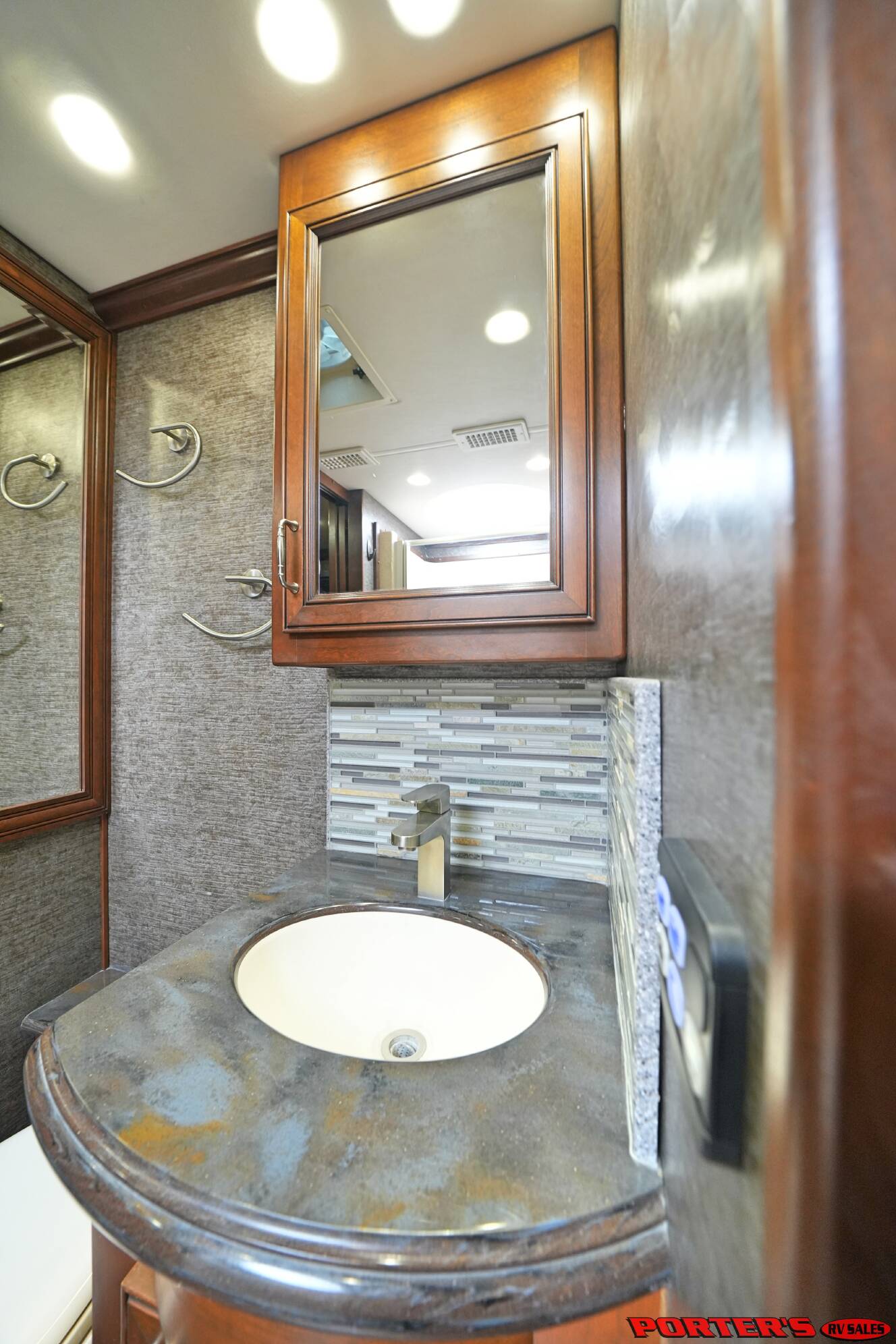 A photo of this 2016 American Coach AMERICAN ALLEGIANCE 42T
