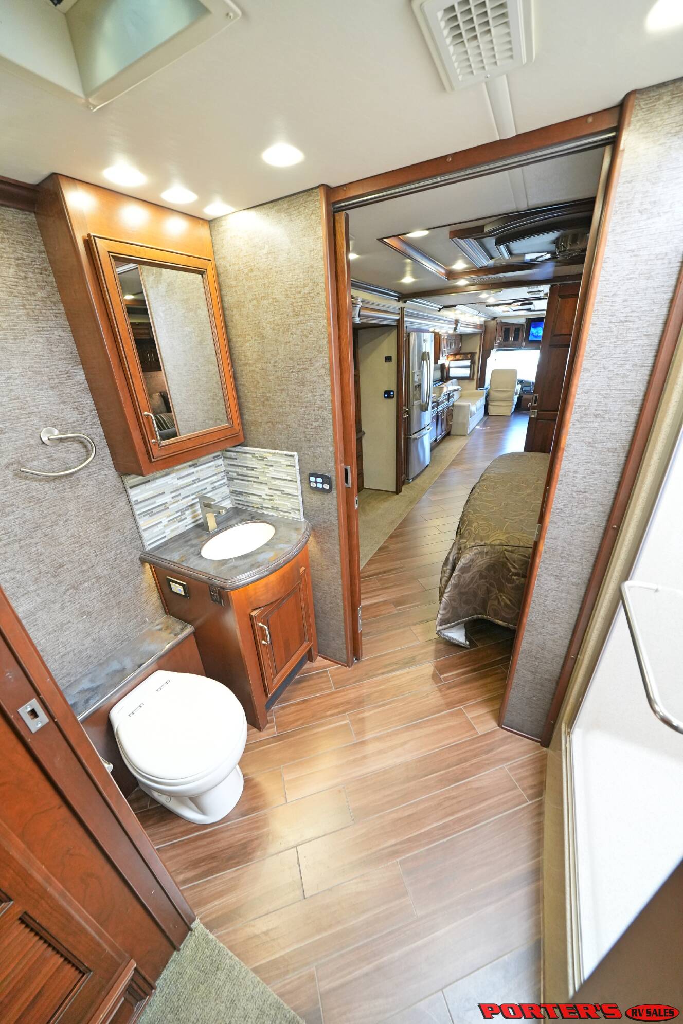 A photo of this 2016 American Coach AMERICAN ALLEGIANCE 42T