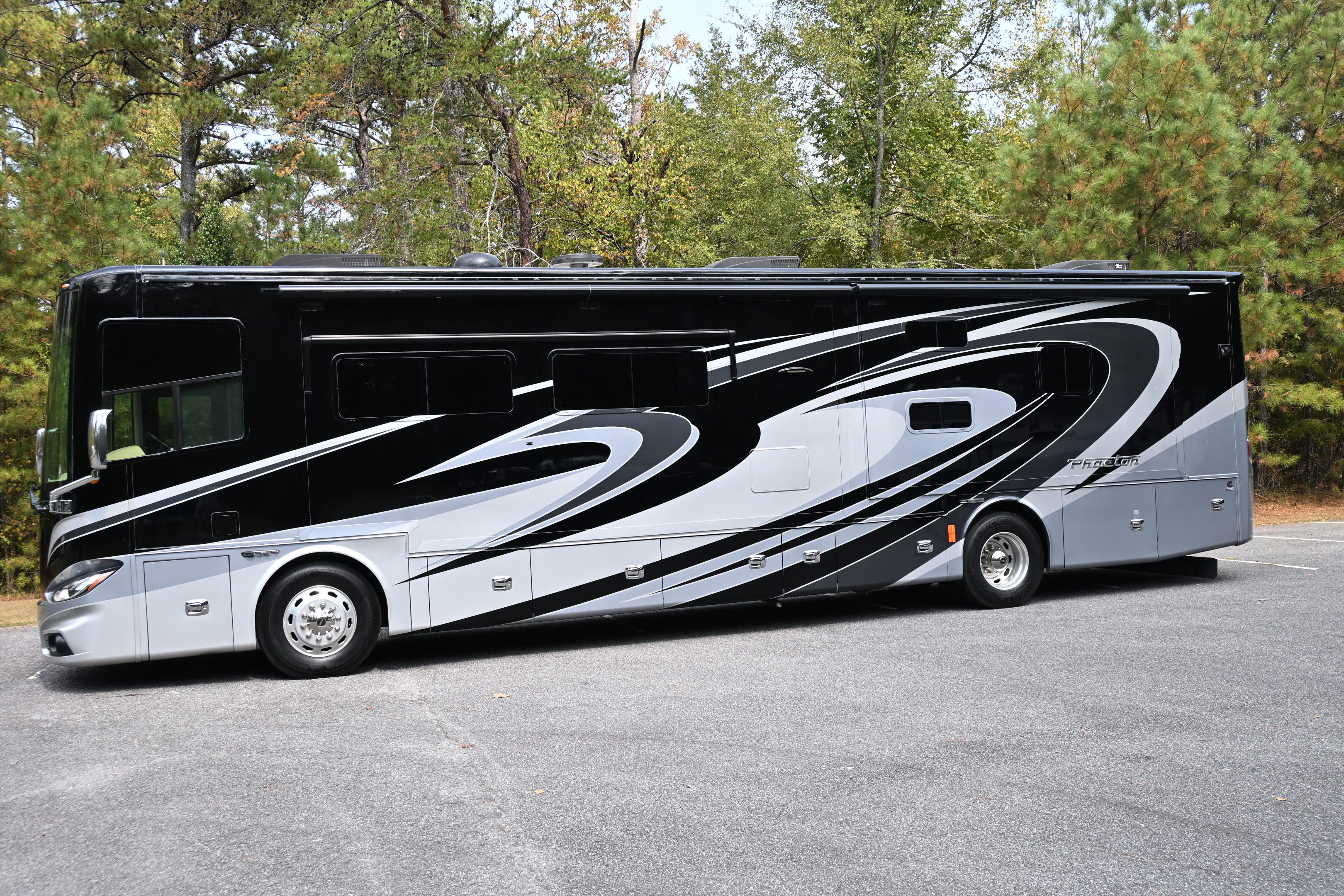 2015 Tiffin Motorhomes PHAETON 40 QKH in acworth GA