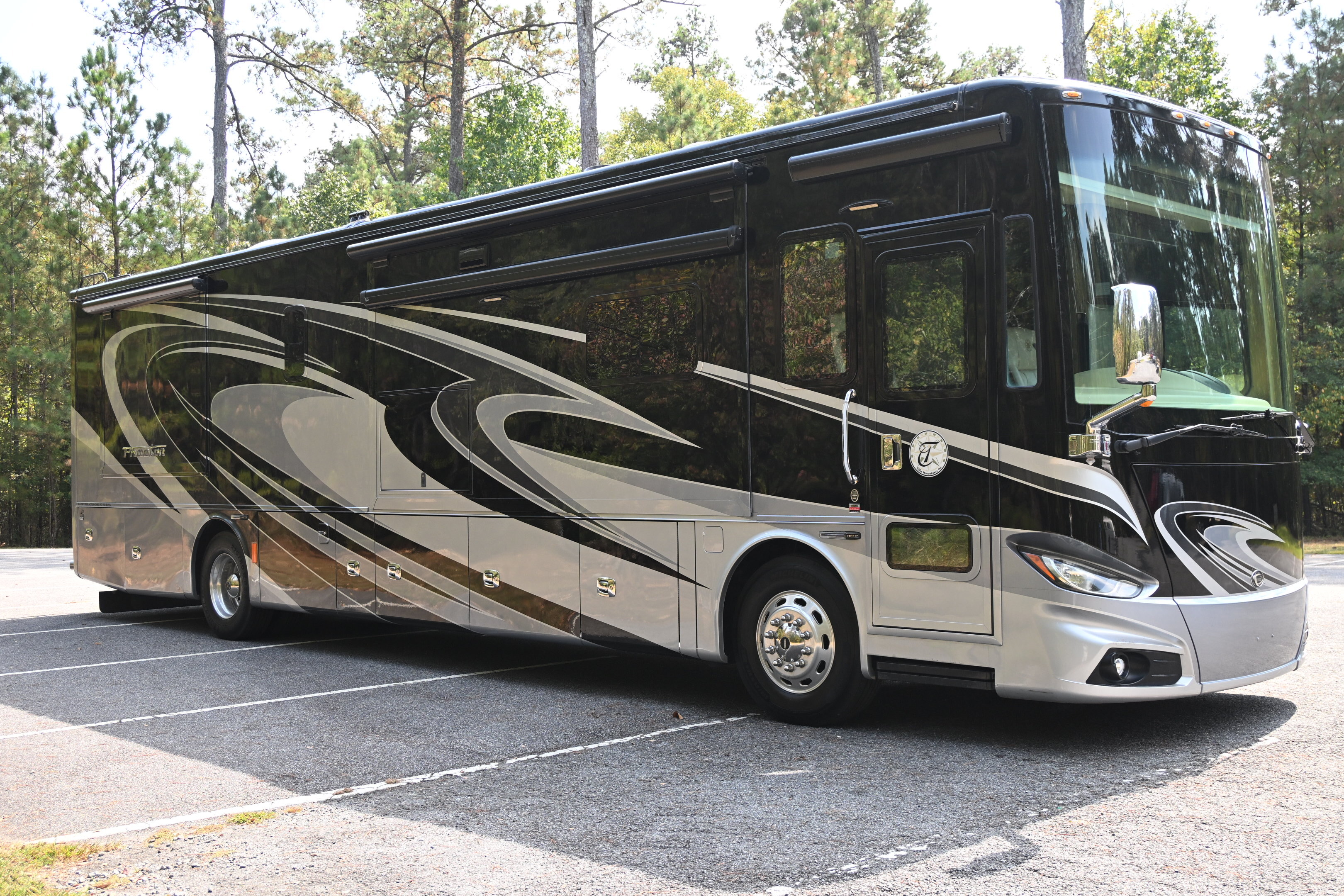 2015 Tiffin Motorhomes PHAETON 40 QKH in acworth GA