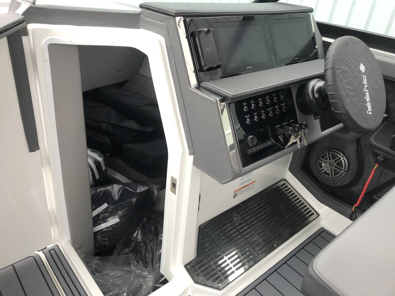 A photo of this 2023 Cobalt R33 OB