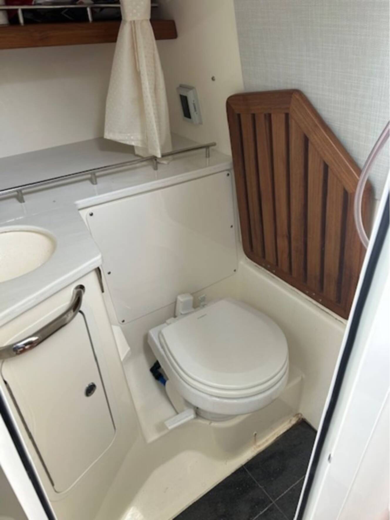 A photo of this 2024 Boston Whaler 350 Realm