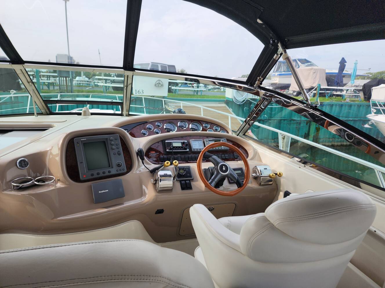 A photo of this 2001 Sea Ray 380 Sundancer