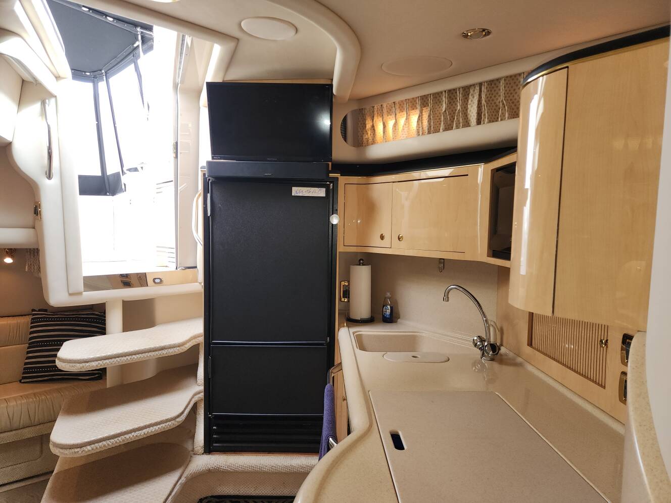 A photo of this 2001 Sea Ray 380 Sundancer