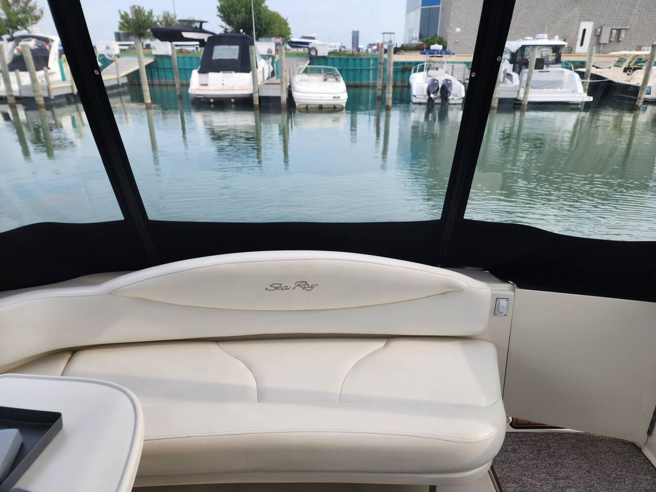 A photo of this 2001 Sea Ray 380 Sundancer