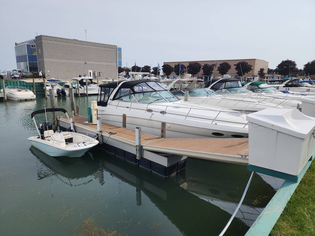 A photo of this 2001 Sea Ray 380 Sundancer