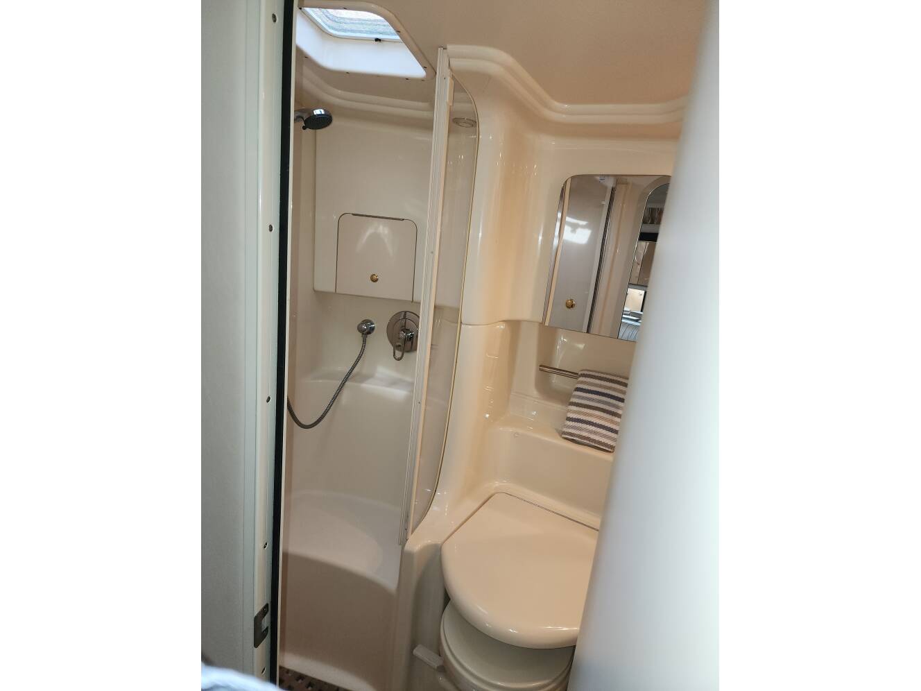 A photo of this 2001 Sea Ray 380 Sundancer