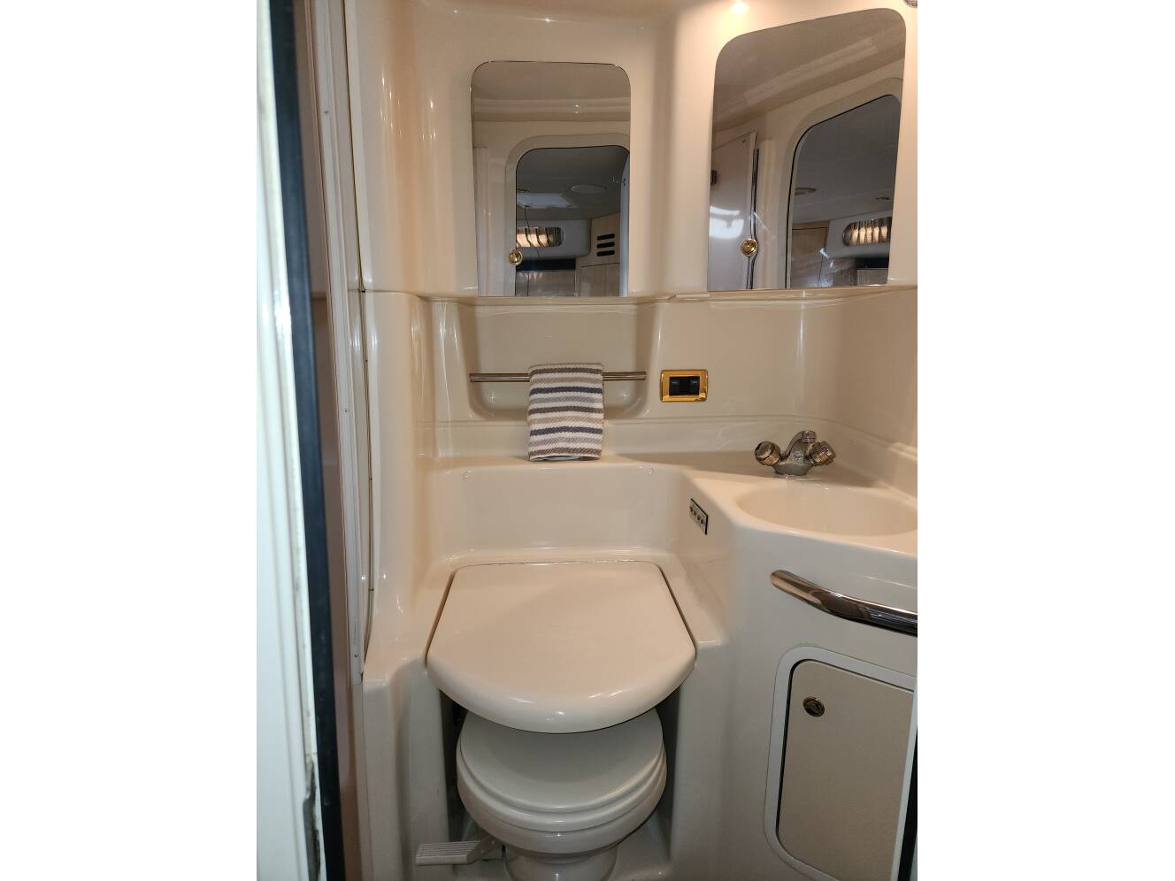 A photo of this 2001 Sea Ray 380 Sundancer