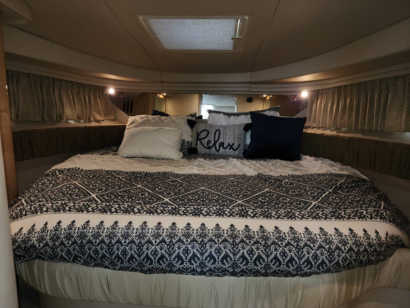 A photo of this 2001 Sea Ray 380 Sundancer