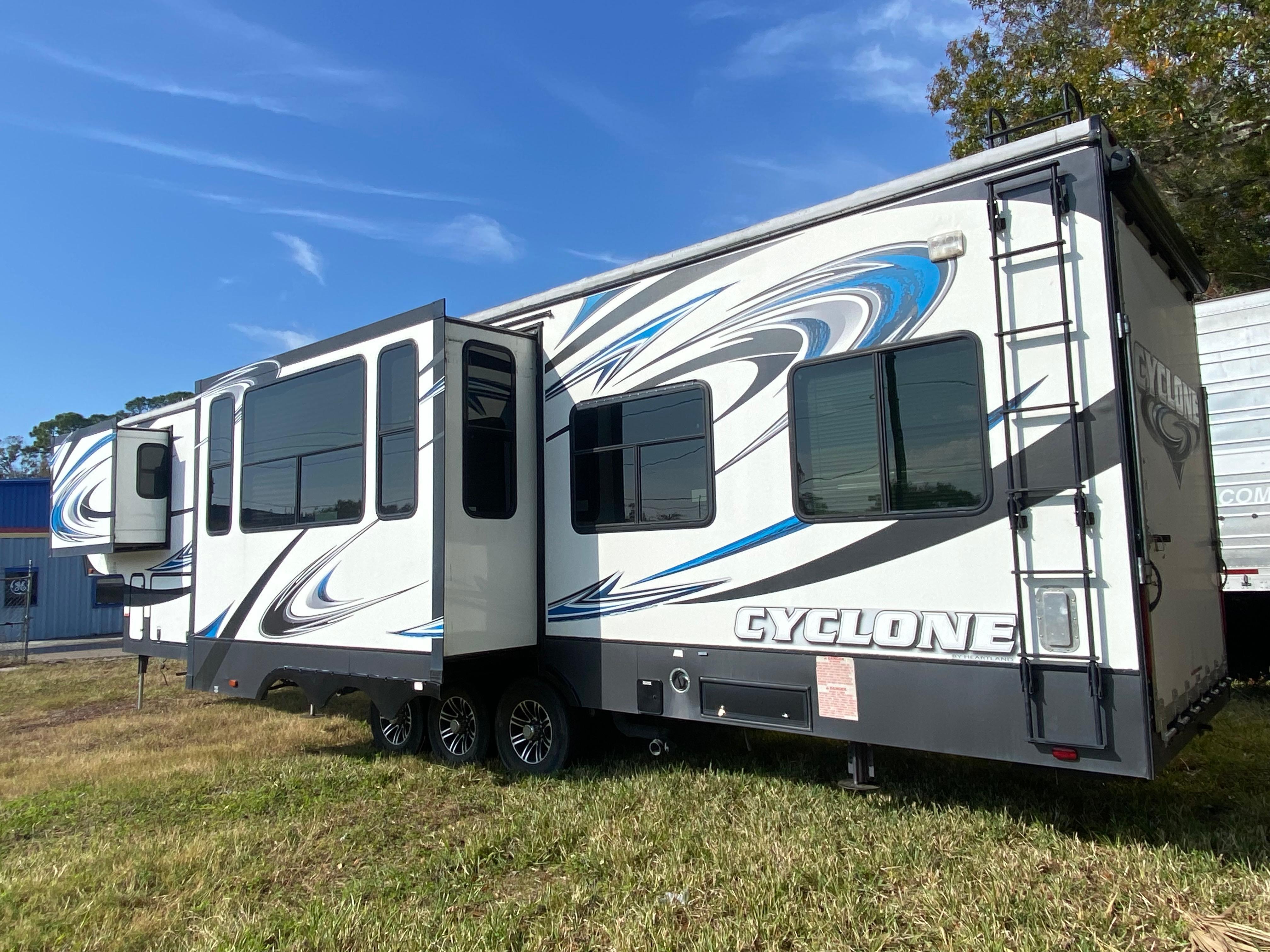 2014 Heartland CYCLONE 4100 in largo FL