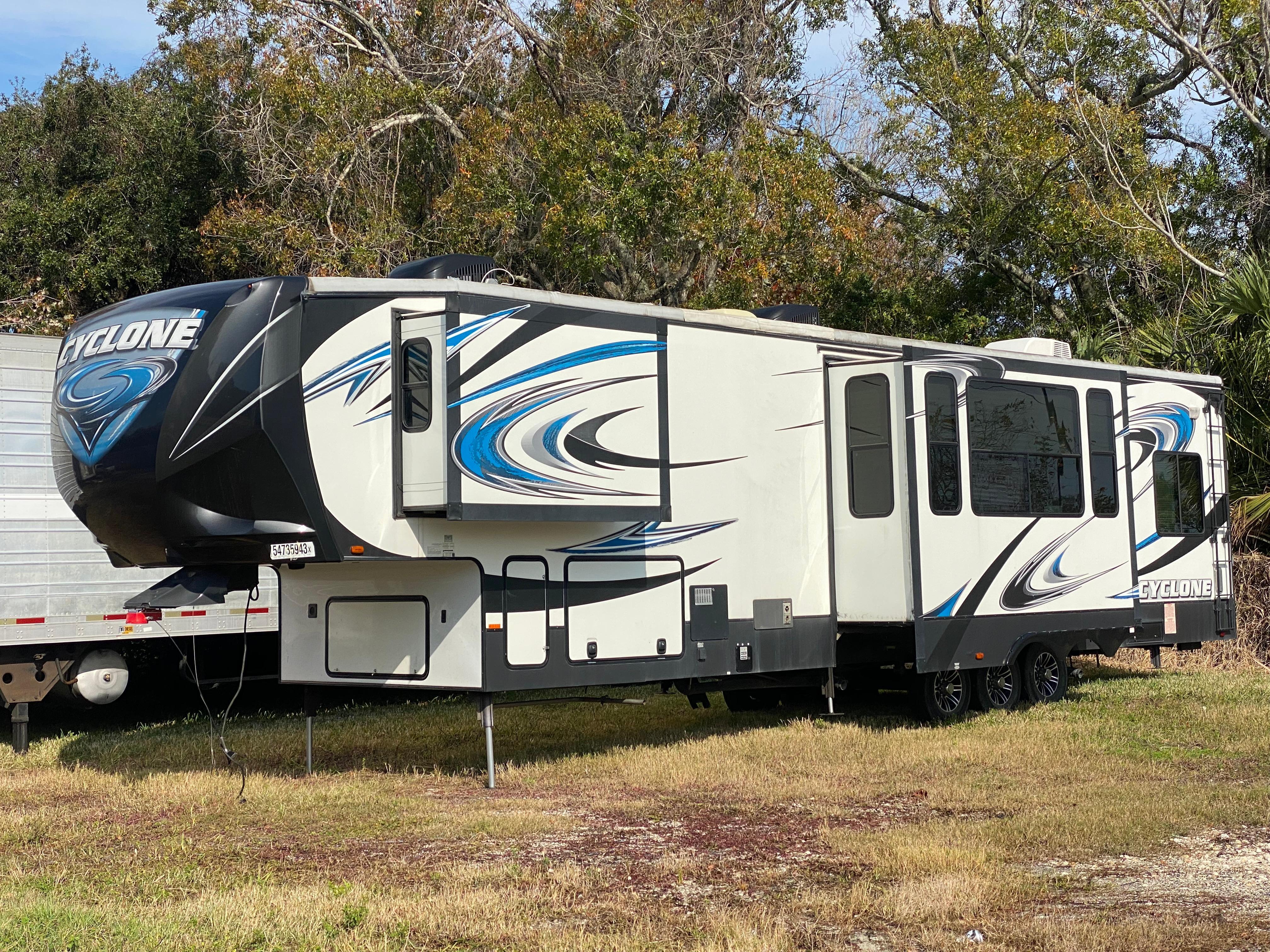 2014 Heartland CYCLONE 4100 RV