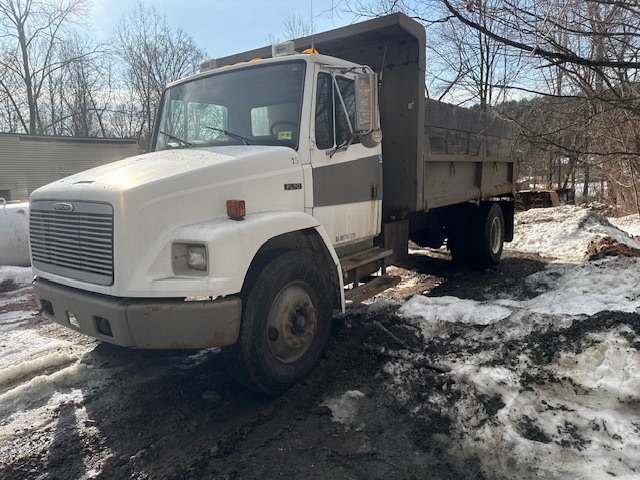 2002 FREIGHTLINER FL70 in Springfield, VT