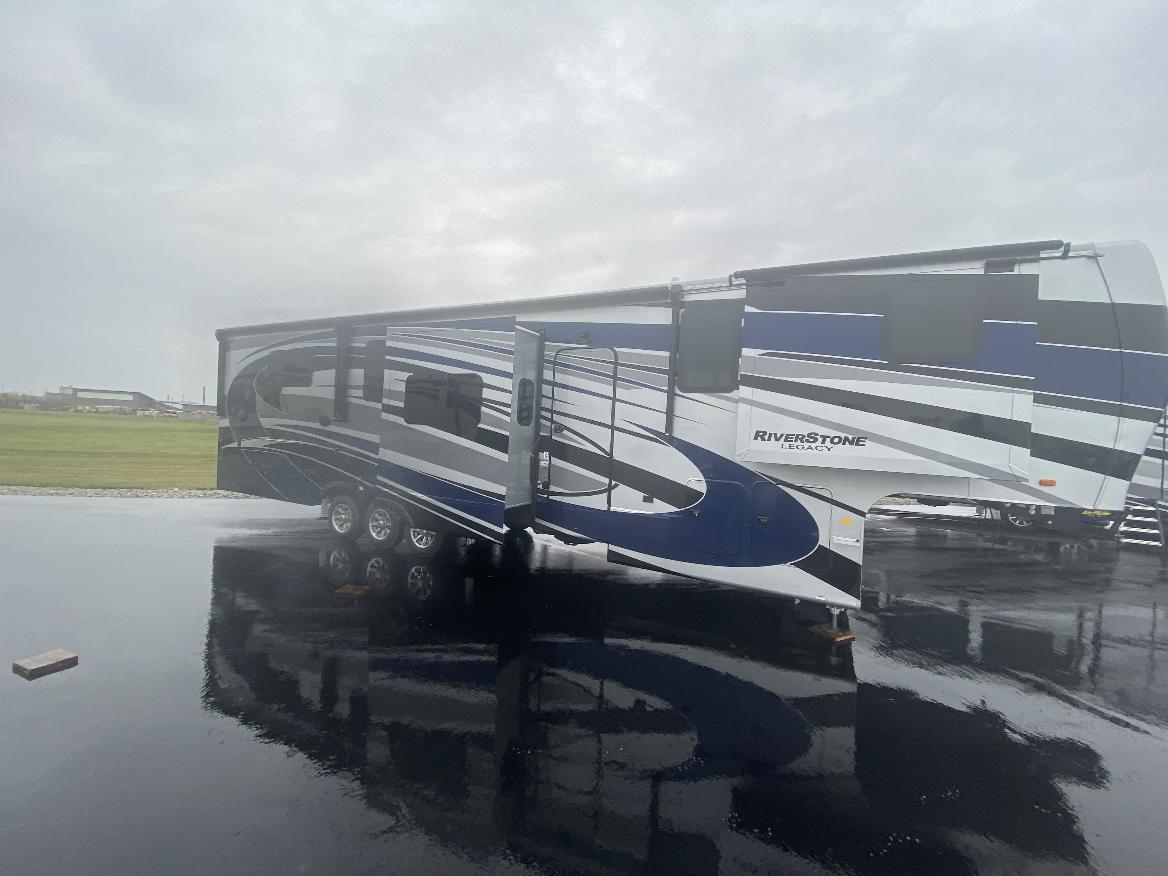 2021 Forest River RIVERSTONE LEGACY 42FSKG RV